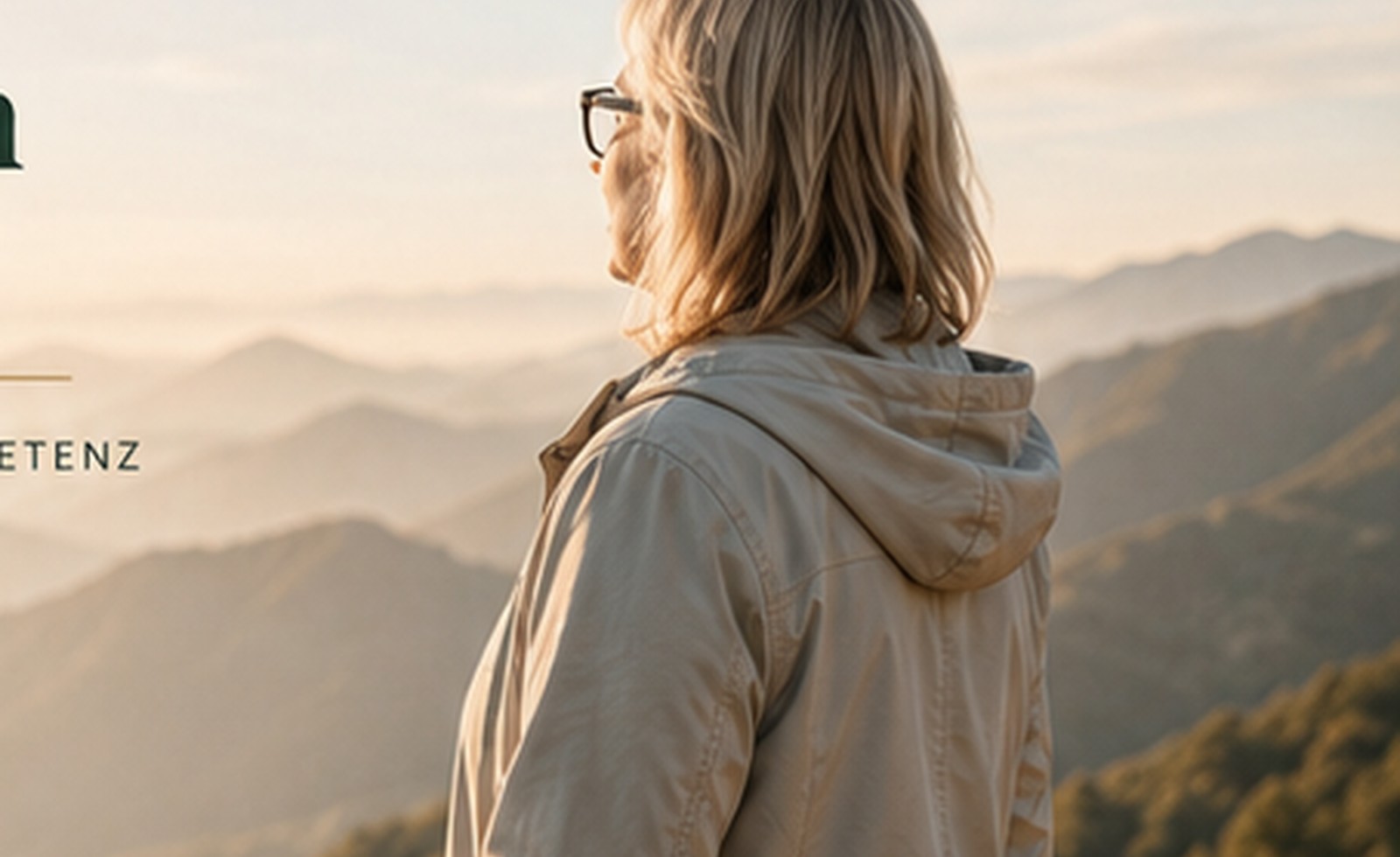 Frau mit Blick über eine ruhige Berglandschaft
